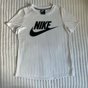Nike Sportswear Tee